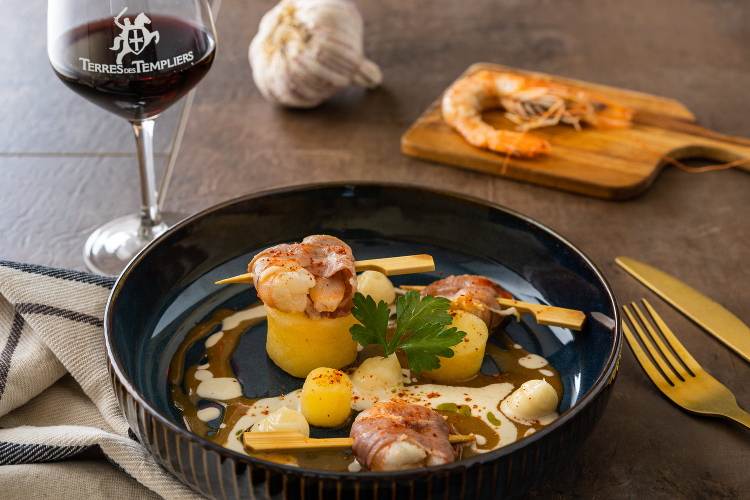 Bonbons de gambas au Serrano, pommes confites & sauce Collioure