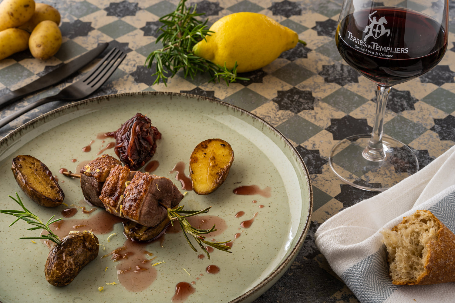 Brochettes de canard au Banyuls caramélisé & pommes grenailles