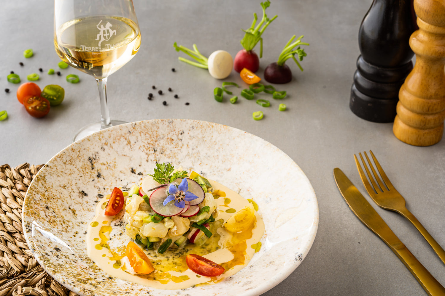 Esqueixada de morue, marinade aux agrumes & sauce pois chiches