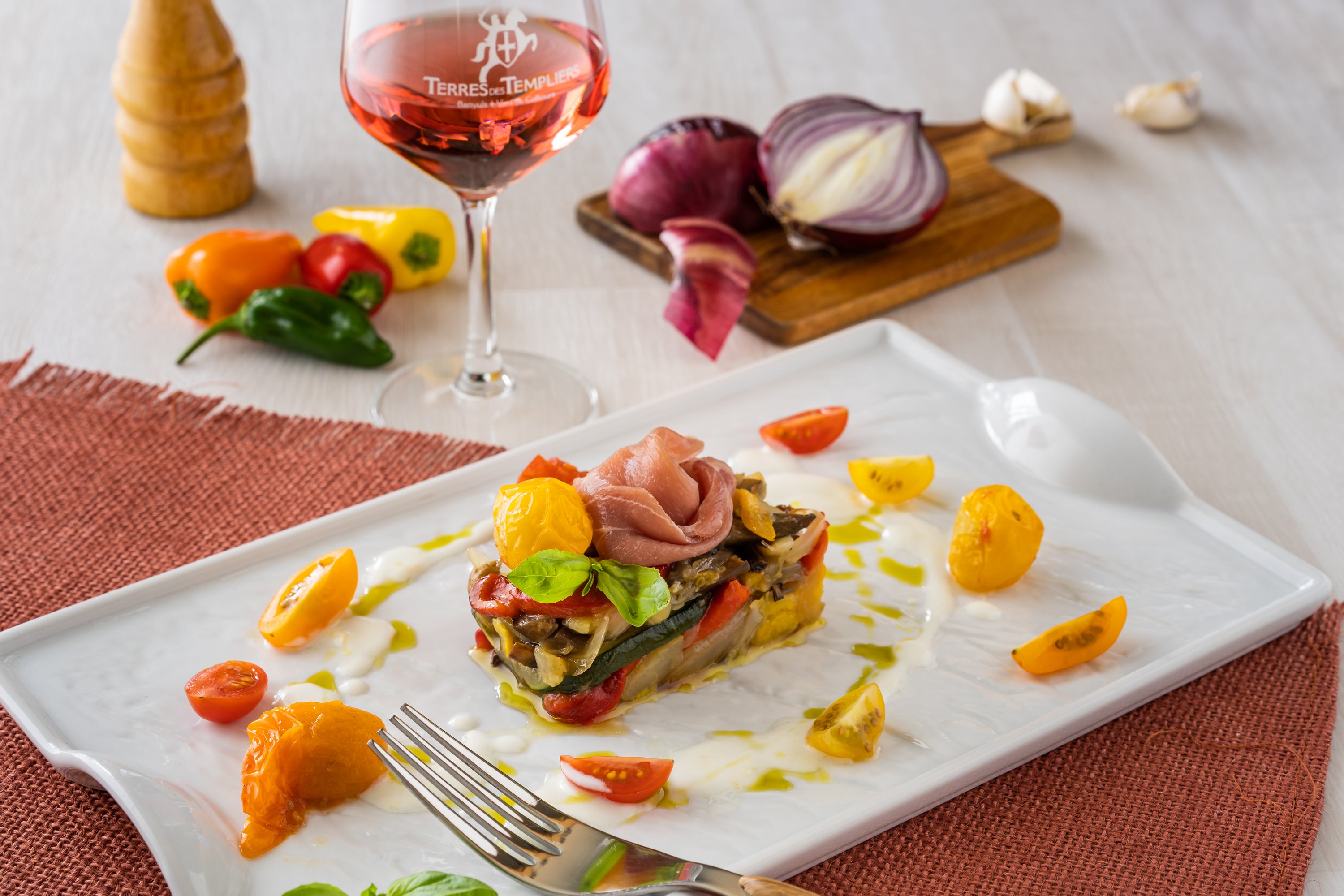 Pressé d'Escalivada, jambon Serrano & sauce yaourt