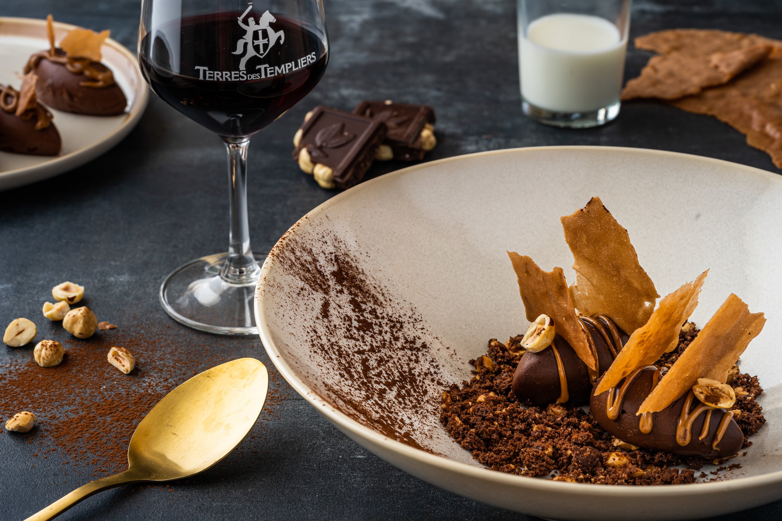 Quenelles Chocolat praliné, crumble cacao & noisettes
