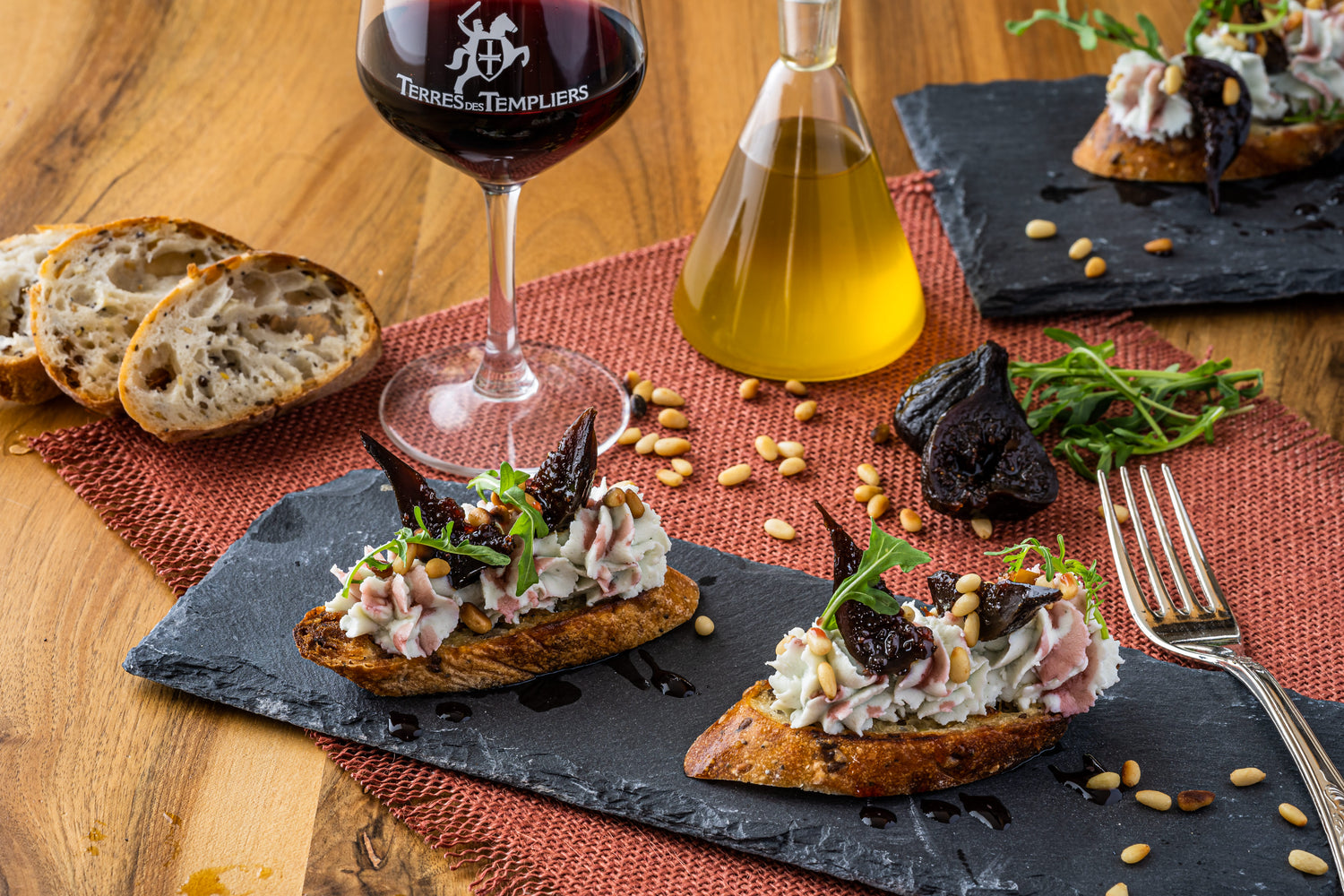 Tartine fromagère aux figues et son coulis de Banyuls