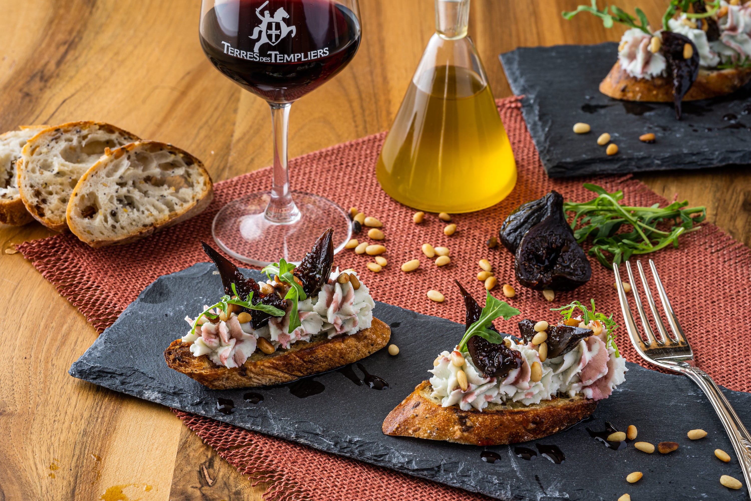 Tartine fromagère aux figues et son coulis de Banyuls