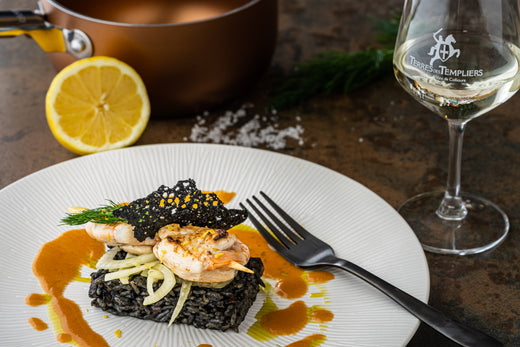 Brochettes de poulet aux gambas, riz noir, sauce américaine