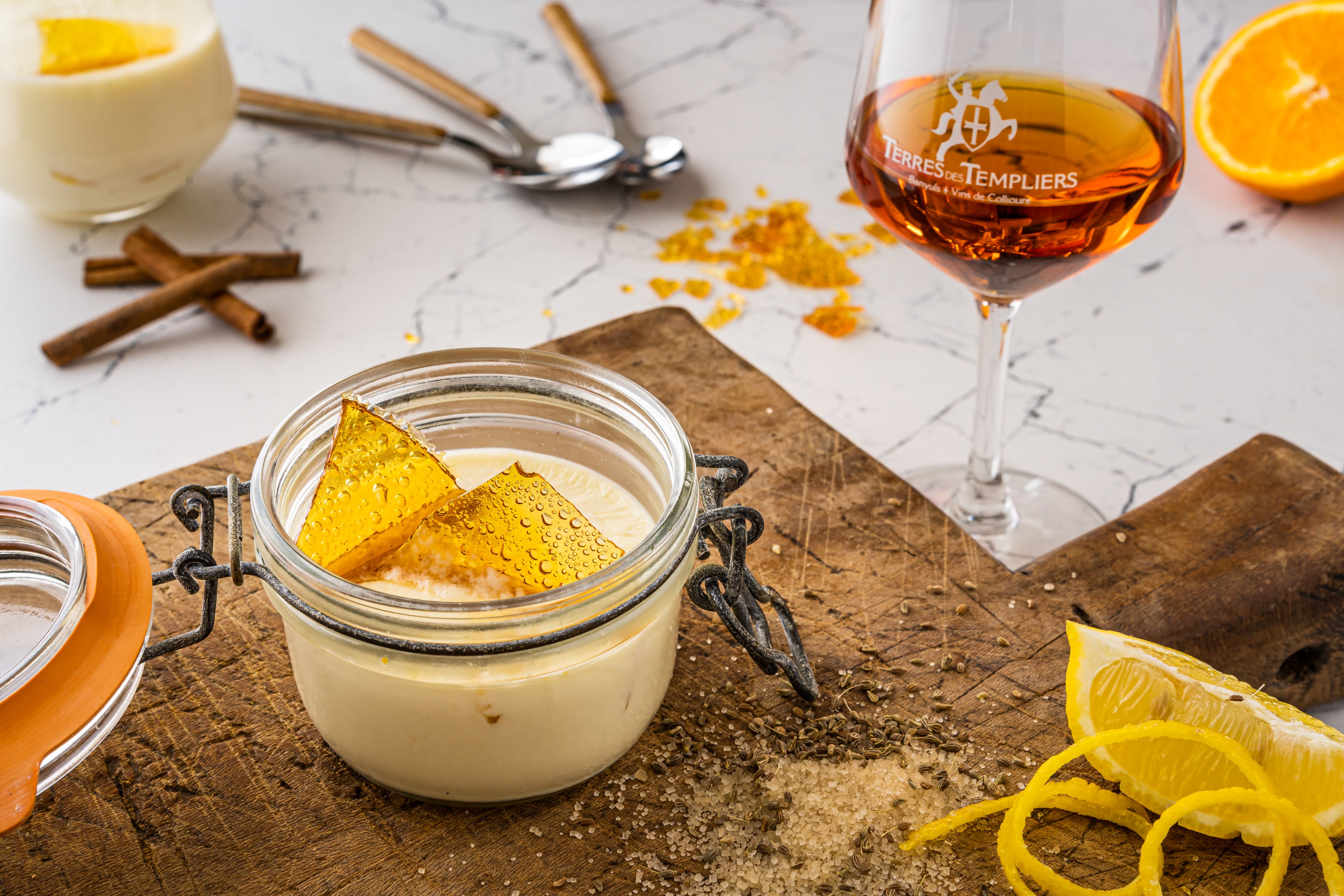 Panacotta façon crème catalane & éclats de caramel – Terres des Templiers Panacotta façon crème catalane & éclats de caramel – Terres des Templiers